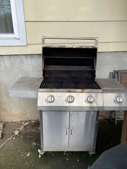 Photo of free Gas grill (Tigard, Oregon) #2