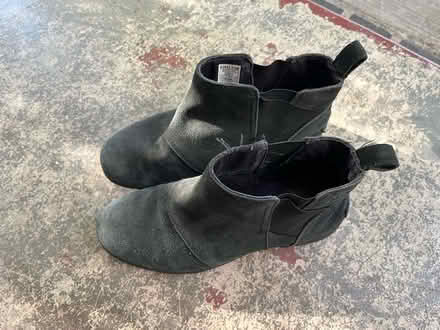 Photo of free US 5 women shoes (Lawrence/ El Camino Real) #1