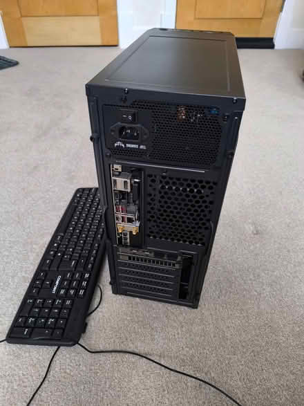 Photo of free Micro ATX mid tower PC case with a wired USB keyboard (Kingston KT1) #4