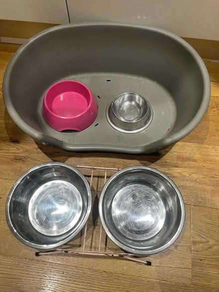 Photo of free Small dogs bed and bowls (Monks Hill CR2) #1