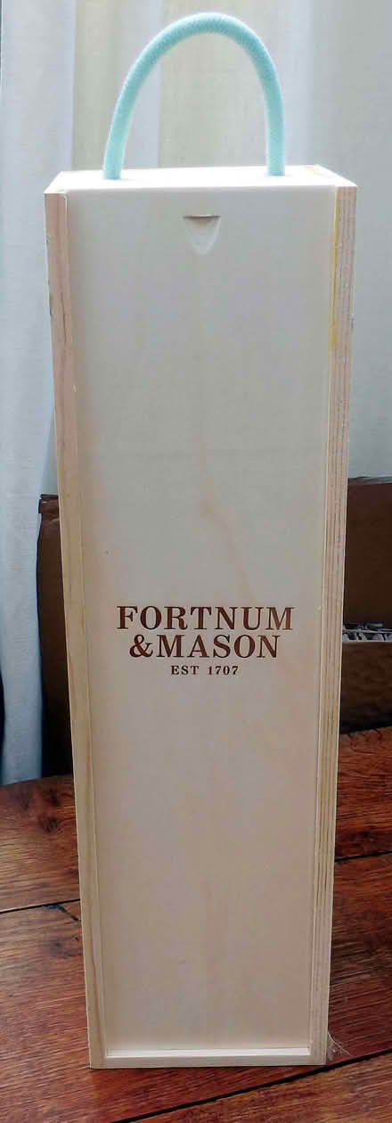 Photo of free Fortnum and Mason pine presentation case with handle. (Stroud GL5) #3