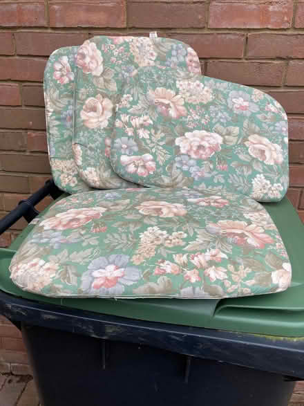 Photo of free Garden Table Cloth & 4 Seat Cushions (CT4) #1