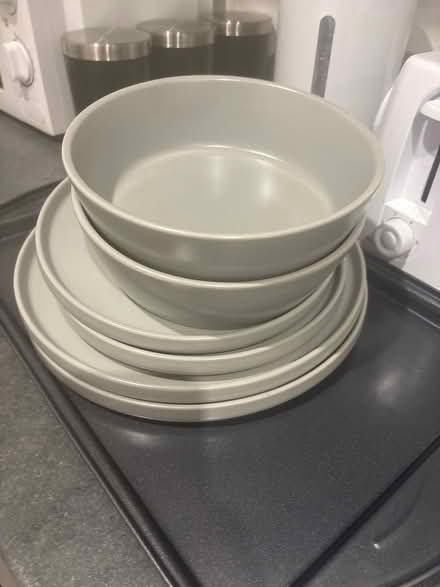 Photo of free Baking tray and a few plates and bowls (Poolfields ST5) #1