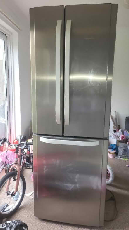 Photo of free Fridge freezer (SE25) #1