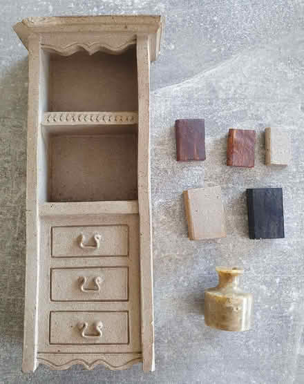 Photo of free Miniature/Toy Bookcase (with books/vase) (Nanpantan LE11) #2