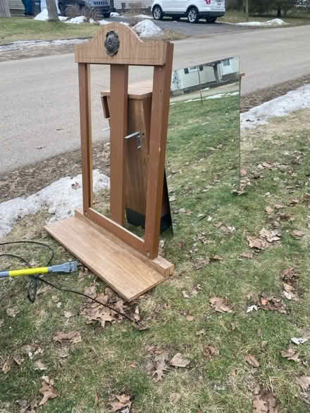 Photo of free Salon Vanity with mirror (Winchell) #3