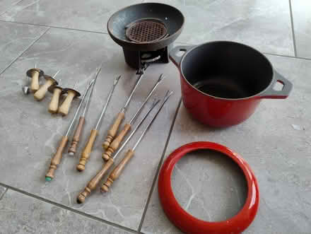 Photo of free Cast iron fondue set with forks (CT21) #2