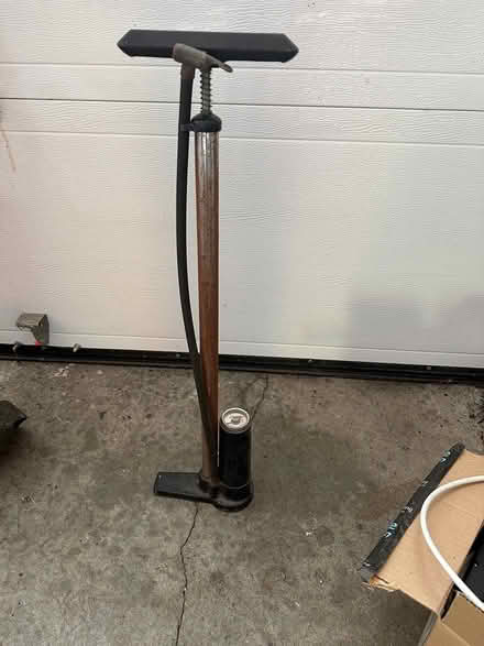 Photo of free manual tire pump (Arlington Center) #1