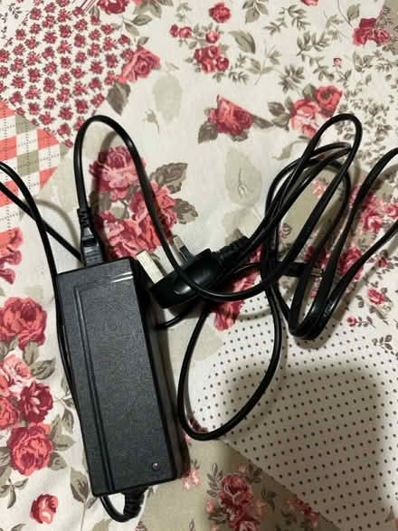 Photo of free E-scooter charger (Ox4 3en) #1