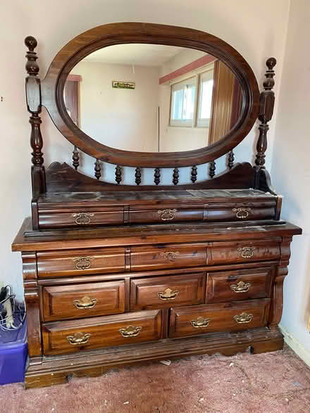 Photo of free Early American Bedroom set (Media, 19063) #1