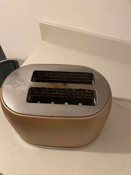 Photo of free 2 slice toaster : rose gold colour Makes great toast (Fulham Palace Rd SW6) #3