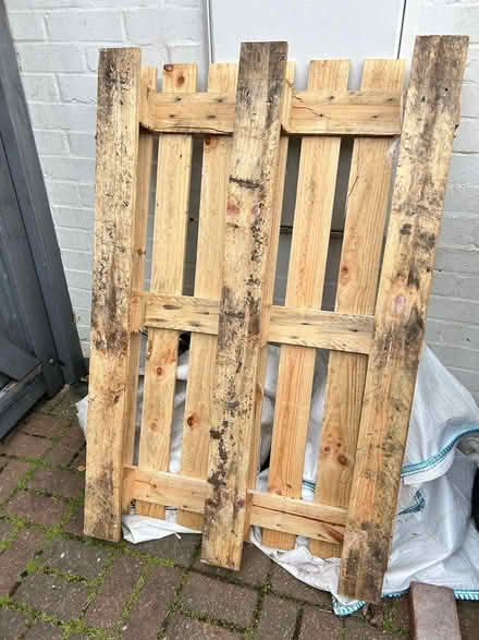 Photo of free 4 x pallets (BH231HG) #2