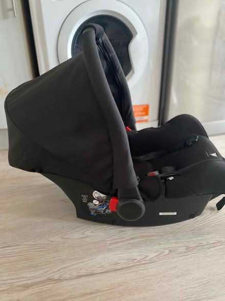 Photo of free Ickle Bubba car seat and isofix (St Albans al2) #2