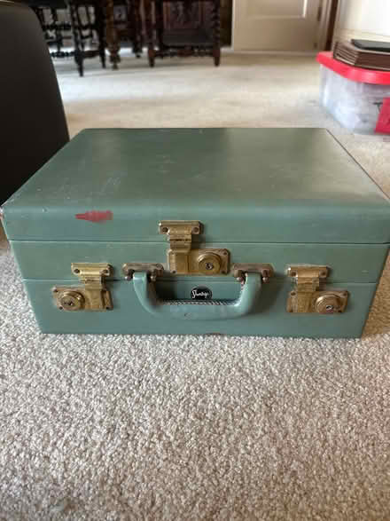 Photo of free Vintage vanity traincase (Oakland, CA) #3