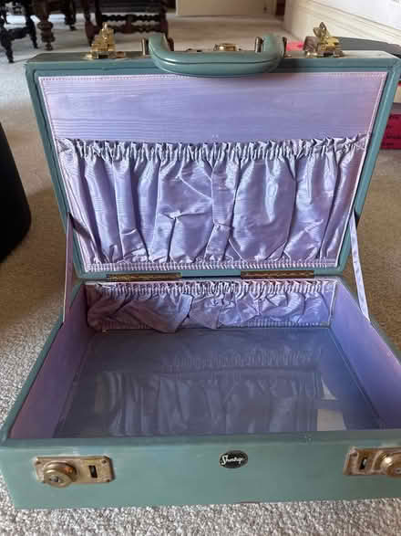 Photo of free Vintage vanity traincase (Oakland, CA) #1