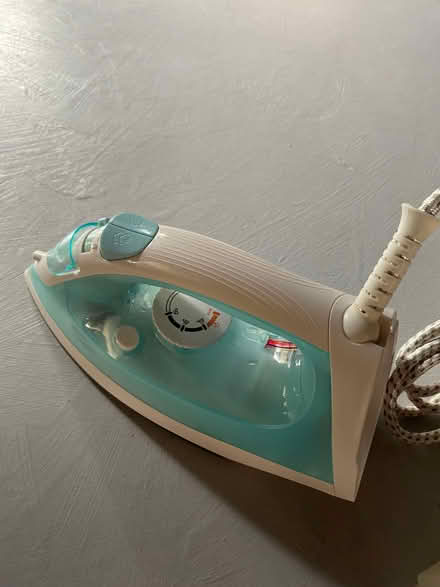 Photo of free Steam iron (Bower Hinton TA12) #2