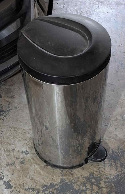 Photo of free Step trash can (Kenmore, Finn Hill) #1