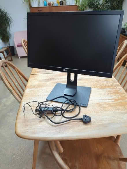 Photo of free LG 24 inch 1080p monitor (Mapperley NG3) #1