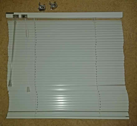 Photo of free Small gloss white aluminium Venetian blind 500mm H x 550mm W (Knaresborough HG5) #1