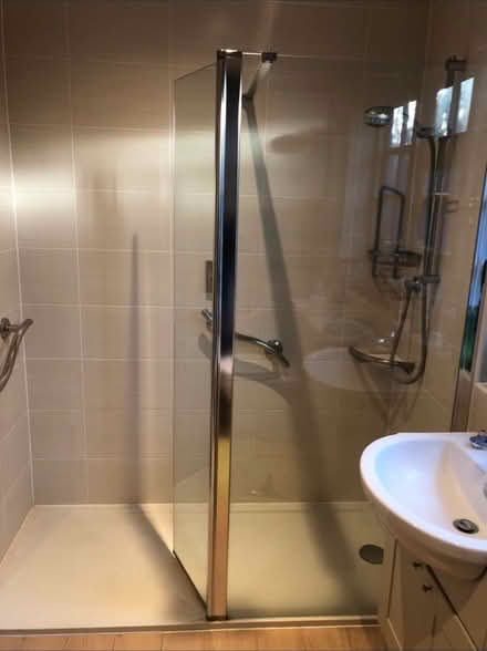 Photo of free Lg Hinged glass shower screen (OX4 Iffley) #1