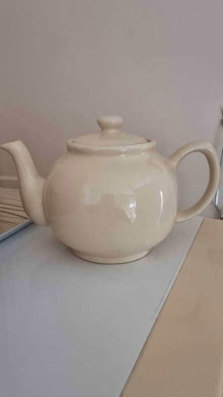 Photo of free 1 litre teapot (Laindon SS15) #1