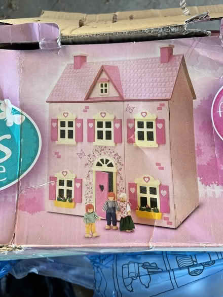 Photo of free Dollhouse (NW7) #1