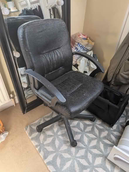 Photo of free Black office chair (West Byfleet GU22) #1