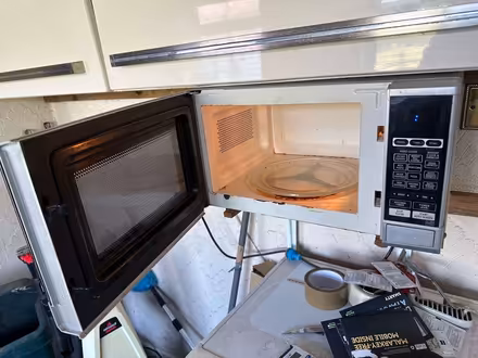 Photo of free Tatty Microwave, working.. (Common Edge FY4) #1