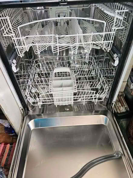 Photo of free Indesit dishwasher ILD530 (Lion Gate TW9) #2