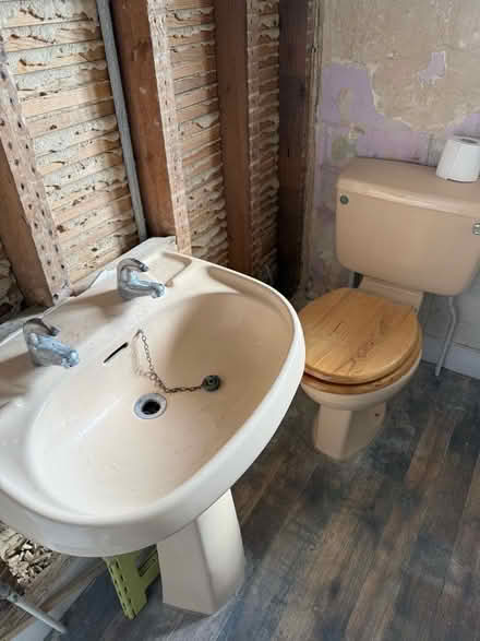 Photo of free Bathroom suite (Steyning BN44) #1