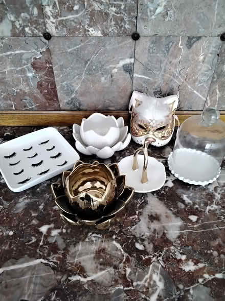 Photo of free White and gold decorative items (Allerton L18) #1