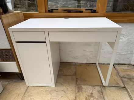 Photo of free White desk (East Hagbourne) #1