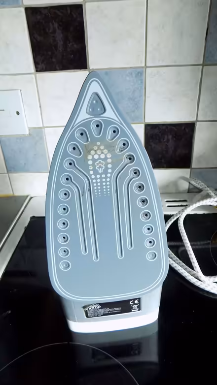 Photo of free George Home brand steam iron (Canworthy Water PL15) #4