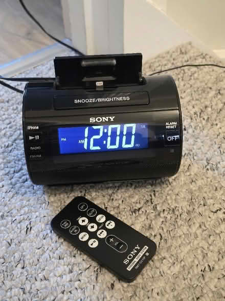 Photo of free Radio/iPod alarm clock (North Baddesley SO52) #1