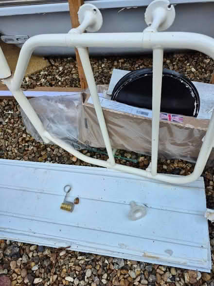 Photo of free Bathroom stuff (Farley Hill LU1) #4