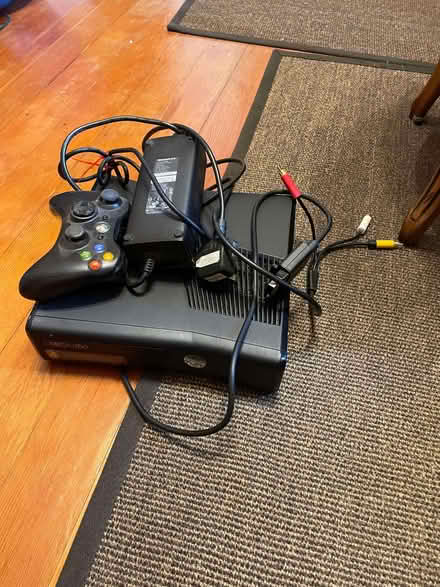 Photo of free xbox 360 with one controller and cables (New Malden KT3) #1