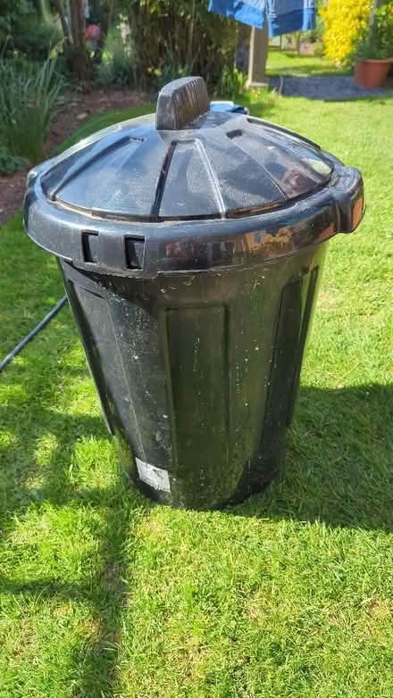 Photo of free Plastic dustbin and lid (Kenilworth CV8) #1
