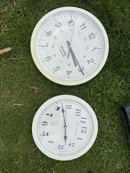 Photo of free 2 broken clocks (Welling DA16) #1