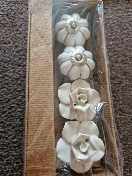 Photo of free Knobs * (Currie EH14) #1