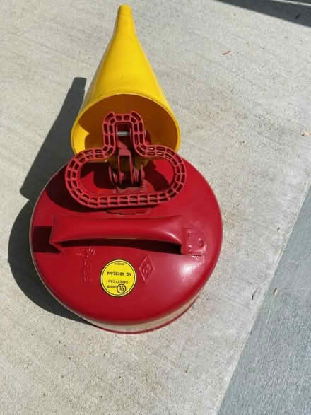 Photo of free 1 gallon gas can (Newark DE) #1