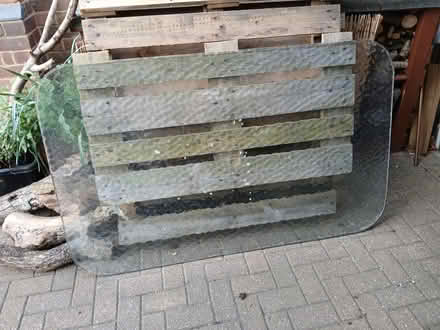 Photo of free Out door glass table top (LU1. Caddington) #1