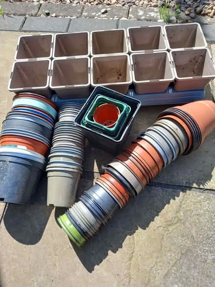 Photo of free Plastic pots and a tray with matching pots (Claybrooke Parva LE17) #1