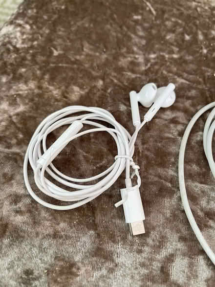 Photo of free iPhone ear phones + IPad charger cable (Furzton MK4) #2