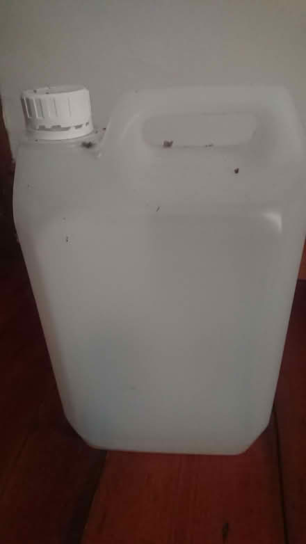 Photo of free Empty 5 litre plastic container x6 (Nash Mills WD4) #1