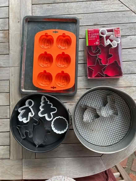 Photo of free Collection of bakeware items (Winkfield Row RG42) #1
