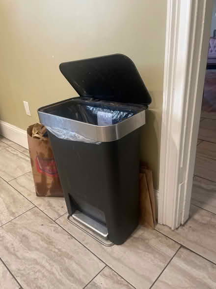 Photo of Kitchen trash barrel (Somerville, winter hill) #1