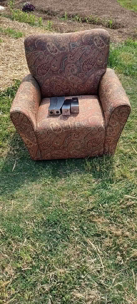 Photo of free Nice sitting chair (Ft Eustis) #1
