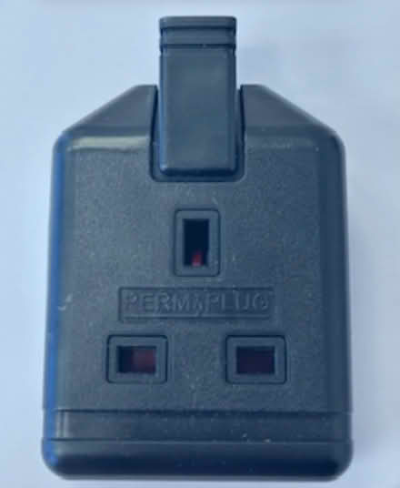 Photo of 3 pin electrical sockets (Silverhill TN37) #2