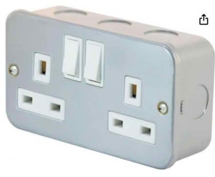 Photo of 3 pin electrical sockets (Silverhill TN37) #3