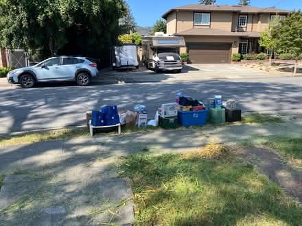 Photo of free Curb alert 529 Sapphire dog kennel (Redwood City Carmel Hills) #1